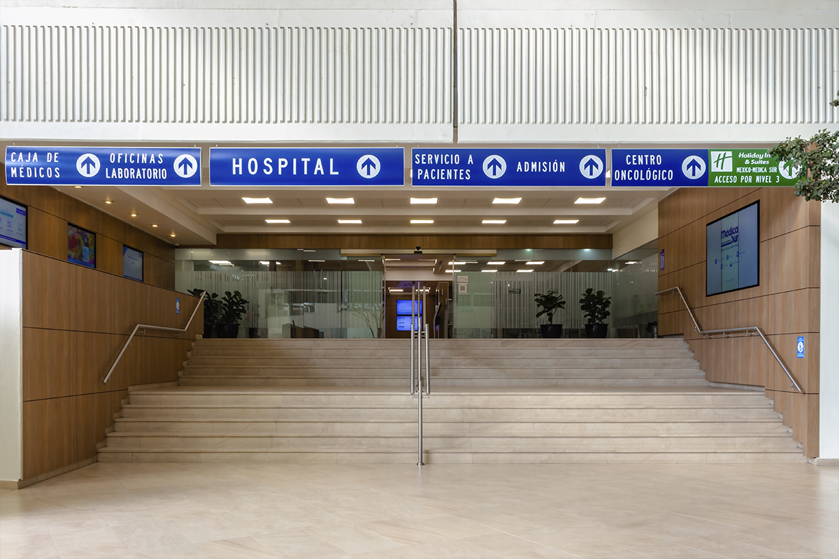 Entrada del área de hospitalización Médica Sur Copyright